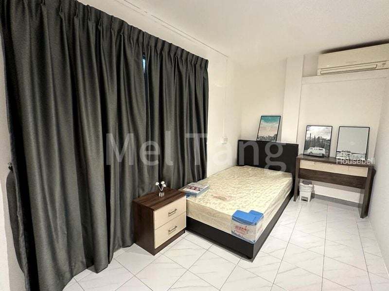 Terraced House for Room Rent: Spacious Bedroom Near MRT, Bus Stop; Light Cooking.(2)