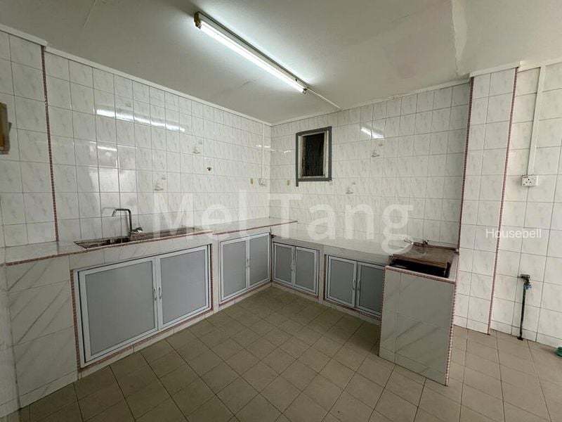 Terraced House for Room Rent: Spacious Bedroom Near MRT, Bus Stop; Light Cooking., S$ 1,100 /mo, 180 sqft, Landed - Terraced House