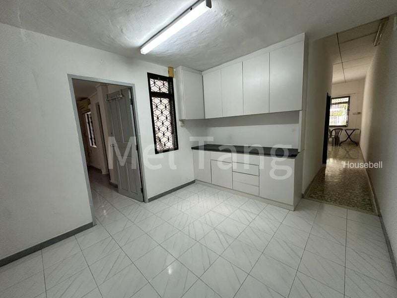 Terraced House for Room Rent: Spacious Bedroom Near MRT, Bus Stop; Light Cooking., S$ 1,100 /mo, 180 sqft, Landed - Terraced House