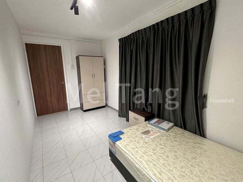 Terraced House for Room Rent: Spacious Bedroom Near MRT, Bus Stop; Light Cooking.(3)