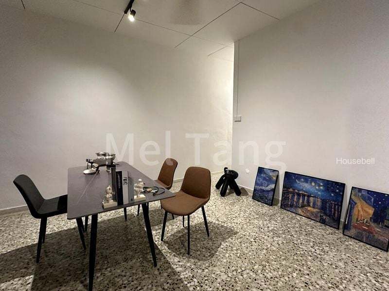 Terraced House for Room Rent: Spacious Bedroom Near MRT, Bus Stop; Light Cooking., S$ 1,100 /mo, 180 sqft, Landed - Terraced House