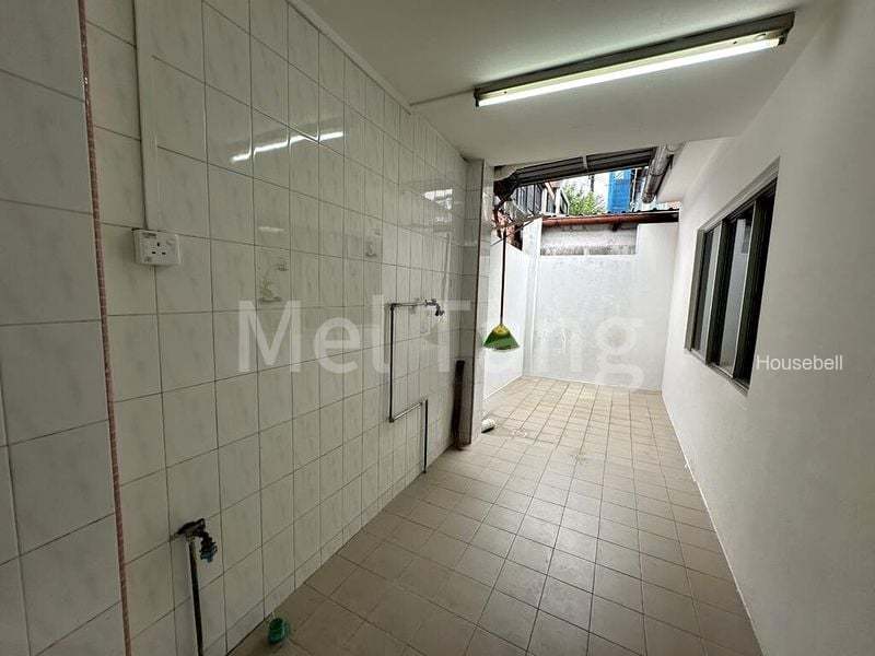 Terraced House for Room Rent: Spacious Bedroom Near MRT, Bus Stop; Light Cooking., S$ 1,100 /mo, 180 sqft, Landed - Terraced House
