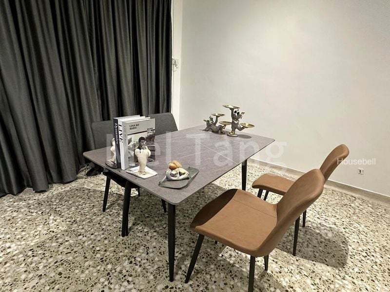 Terraced House for Room Rent: Spacious Bedroom Near MRT, Bus Stop; Light Cooking.(1)