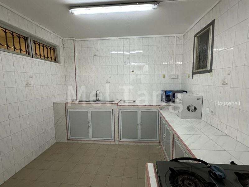 Terraced House for Room Rent: Spacious Bedroom Near MRT, Bus Stop; Light Cooking.(5)