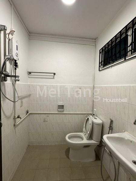 Terraced House for Room Rent: Spacious Bedroom Near MRT, Bus Stop; Light Cooking.(4)