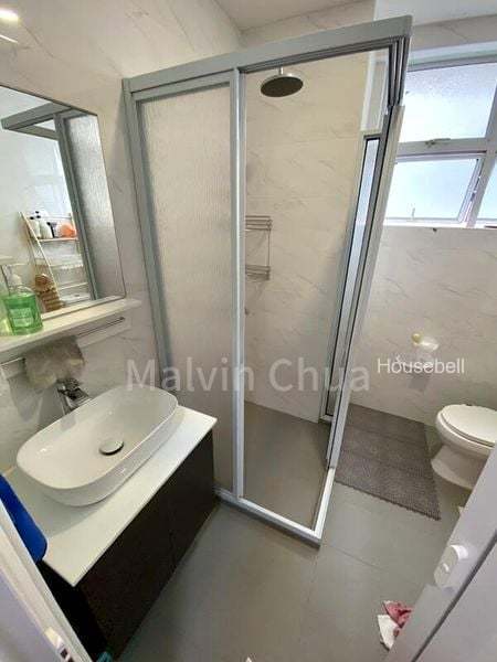 Bungalow for Room Rent: Jalan Raya, S$ 1,600 /mo, 200 sqft, Landed - Bungalow House