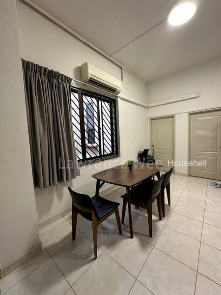 Walk-up for Room Rent: 248320, S$ 1,500 /mo, 220 sqft, Condos - Walk-up
