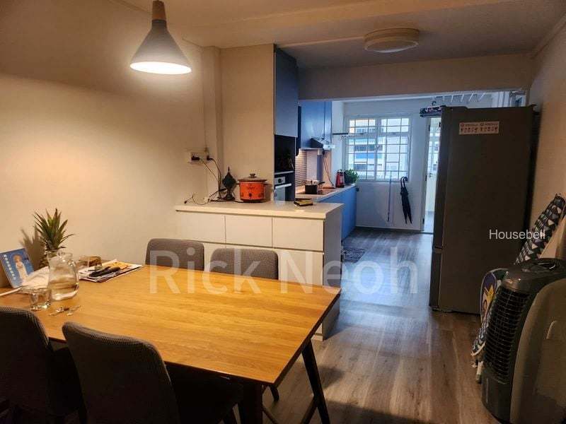 4 Holland Close