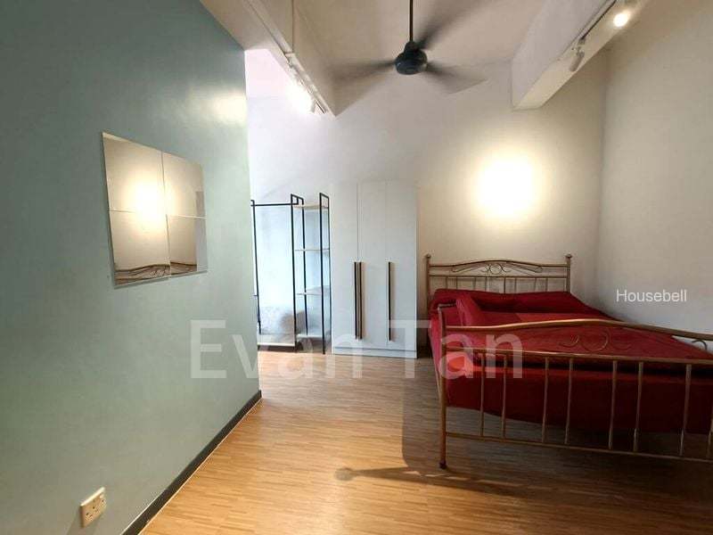 Semi-Detached House for Room Rent: Master room on Mangis Road(1)