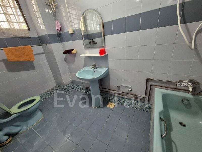 Semi-Detached House for Room Rent: Master room on Mangis Road, S$ 1,700 /mo, 250 sqft, Landed - Semi-Detached House