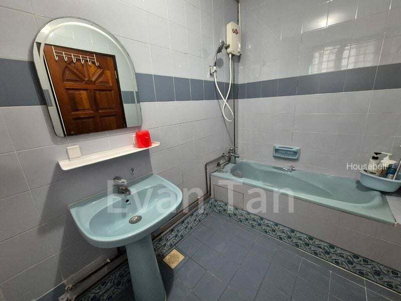 Semi-Detached House for Room Rent: Master room on Mangis Road, S$ 1,700 /mo, 250 sqft, Landed - Semi-Detached House