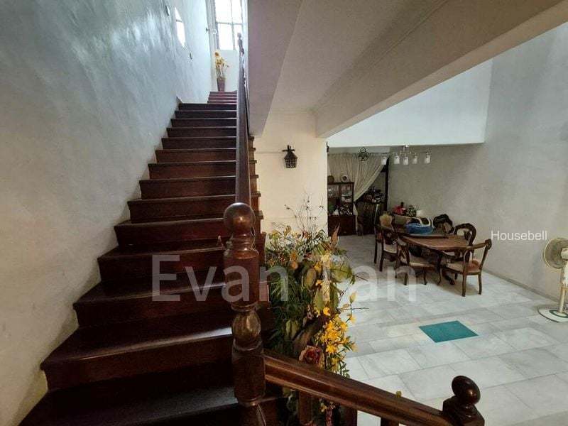 Semi-Detached House for Room Rent: Master room on Mangis Road(6)