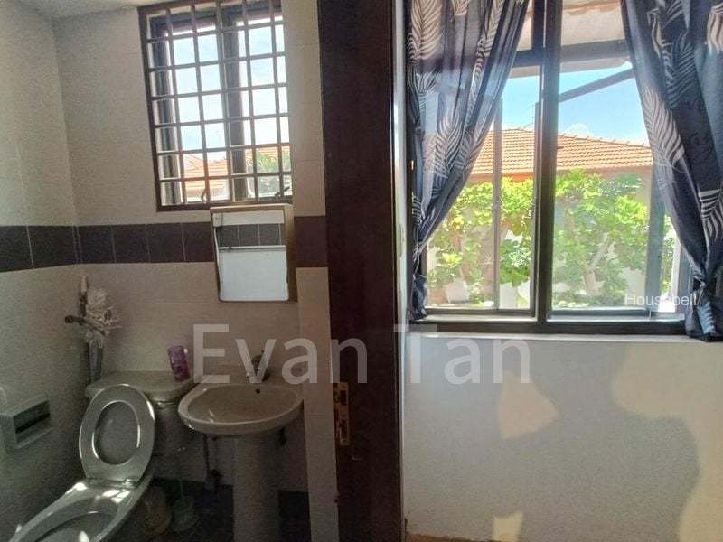 Semi-Detached House for Room Rent: Master room on Mangis Road(5)