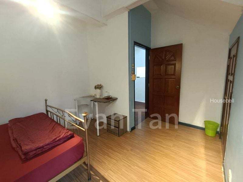 Semi-Detached House for Room Rent: Master room on Mangis Road(3)