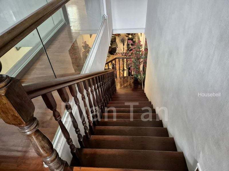 Semi-Detached House for Room Rent: Master room on Mangis Road(4)