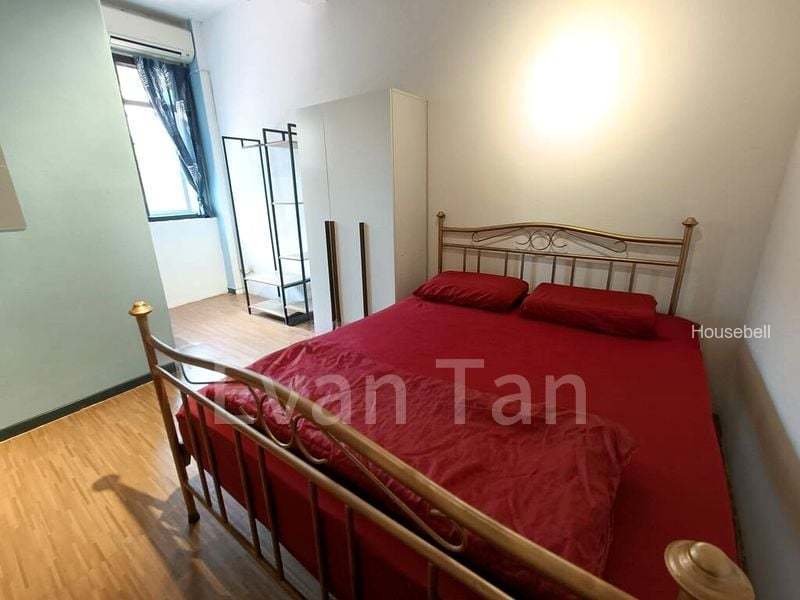 Semi-Detached House for Room Rent: Master room on Mangis Road(2)